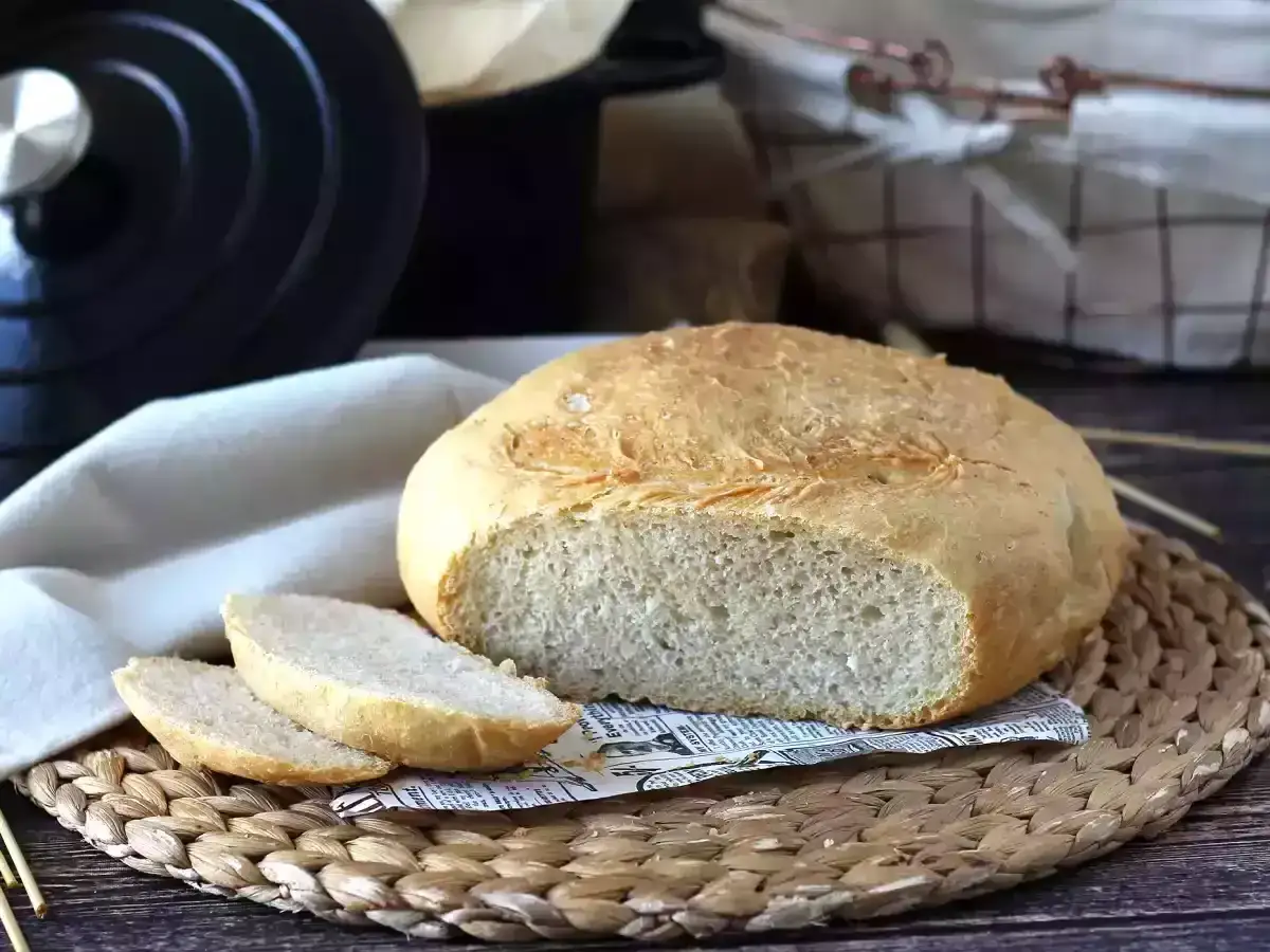 Pain maison doré, tranché, prêt à être dégusté. La cuisson en cocotte, chaleur tournante ou pas, donne cette croûte parfaite.