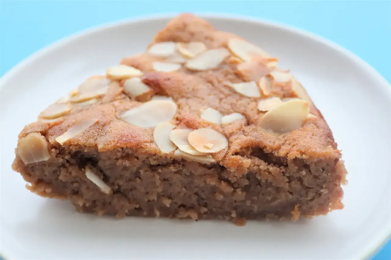 Tranche de gâteau aux amandes, parfaite pour une recette marron gourmande.
