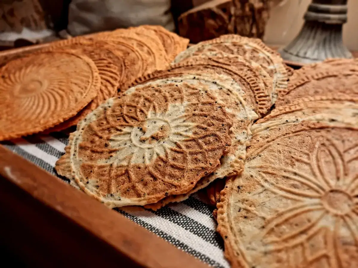 Délicieux bricelets aux motifs floraux, parfaits pour accompagner un café. Une recette des vrais bricelets à partager.