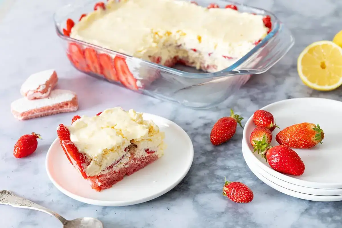 Un délicieux tiramisu fraise biscuit rose, garni de fruits frais et d'une crème onctueuse.