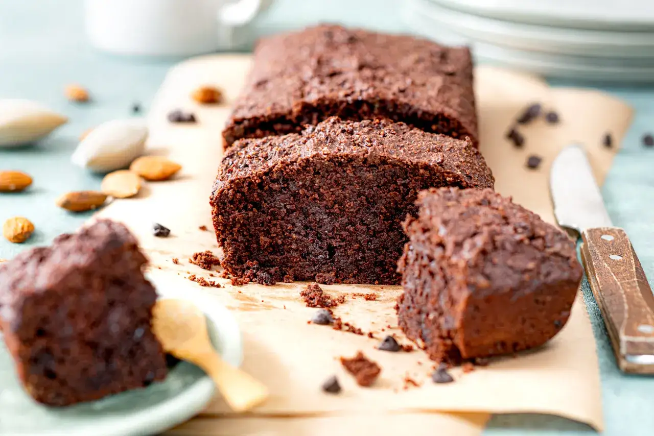 Un délicieux biscuit sans farine au chocolat, parsemé d'amandes et de pépites de chocolat.