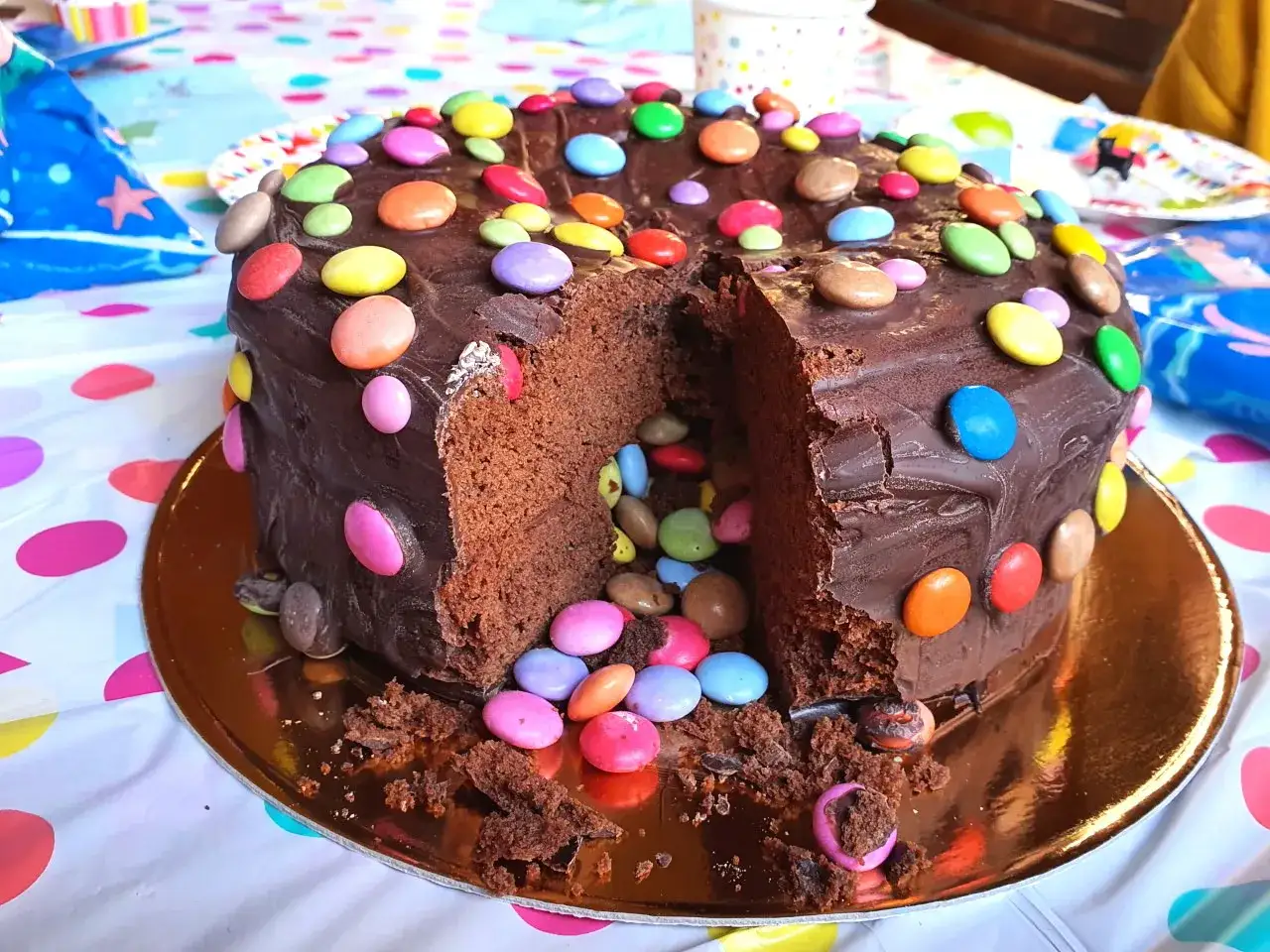 Gâteau au chocolat décoré de bonbons colorés, une recette gâteau original qui fait le bonheur des petits et grands.