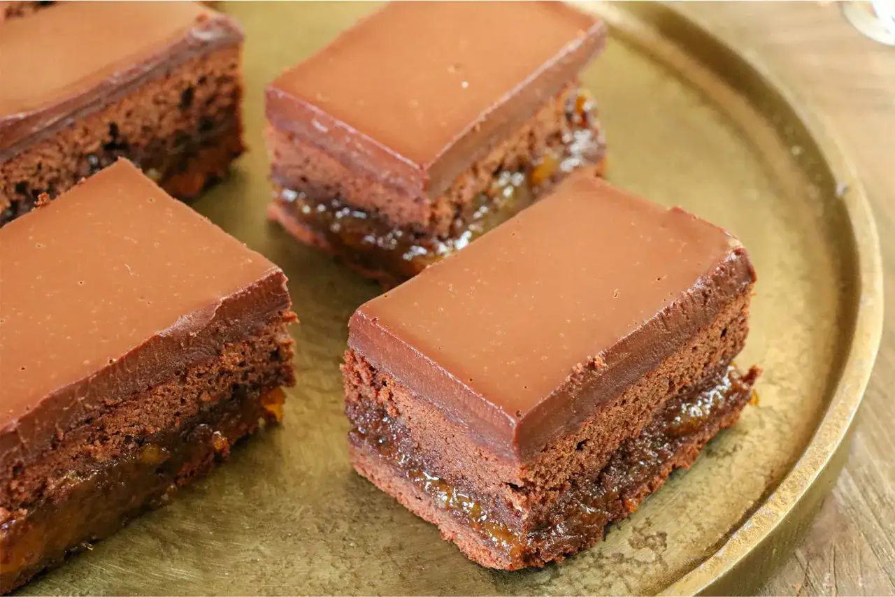 Délicieuses parts de Sachertorte, prêtes à être dégustées. Une recette gourmande à partager.