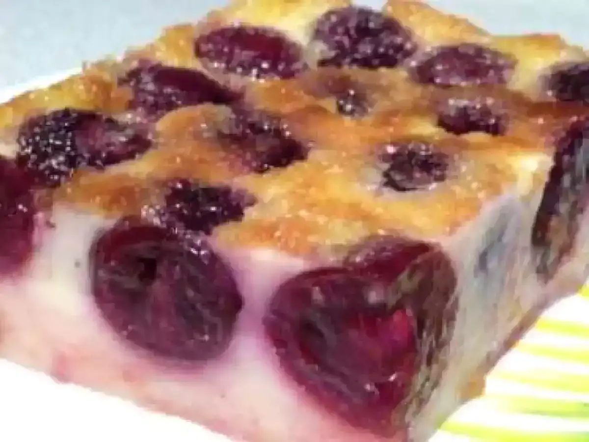 Tranche de clafoutis aux cerises, dor&eacute; et moelleux, parfait pour une recette facile.