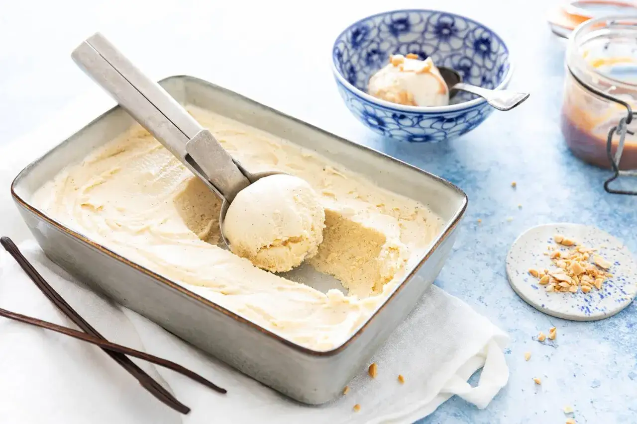 Glace à la vanille onctueuse, prête à être dégustée. Une recette turbine à glace facile pour un dessert parfait.