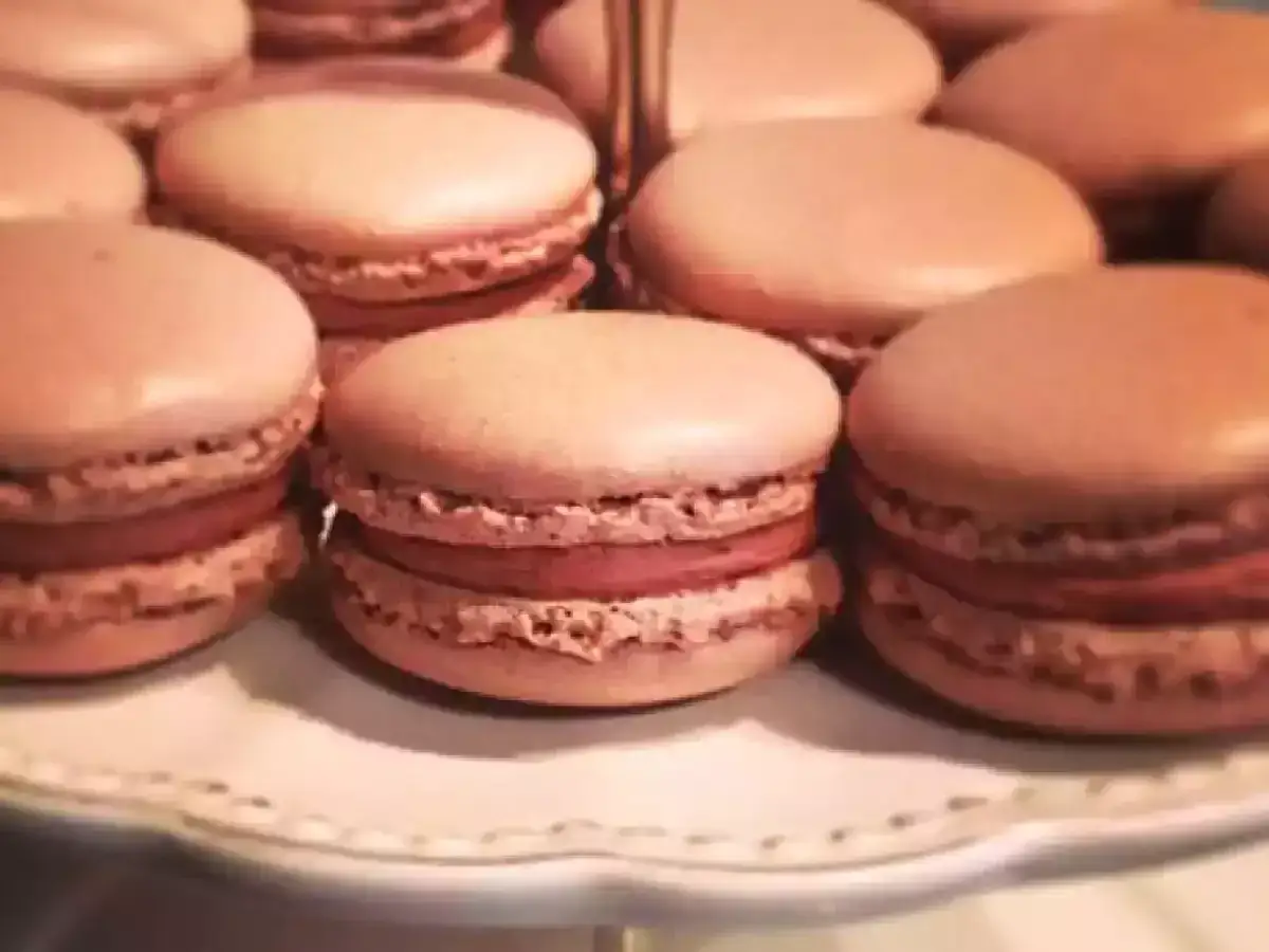 Gourmandise de macarons aux teintes douces, leur garniture g&eacute;n&eacute;reuse &eacute;voque une d&eacute;licieuse ganache chocolat.