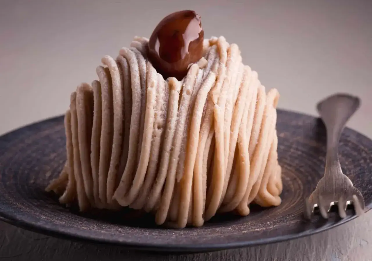 Un d&eacute;licieux mont blanc dessert, une montagne de cr&egrave;me de marrons surmont&eacute;e d'une cerise confite, pr&ecirc;te &agrave; &ecirc;tre d&eacute;gust&eacute;e.