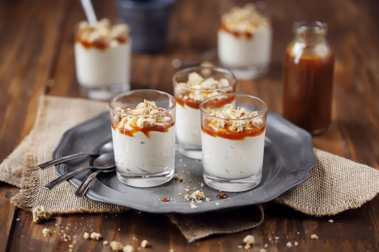 Trois verrines de mousse vanille onctueuse, napp&eacute;es de caramel et garnies de miettes croustillantes. Un d&eacute;lice &agrave; savourer.