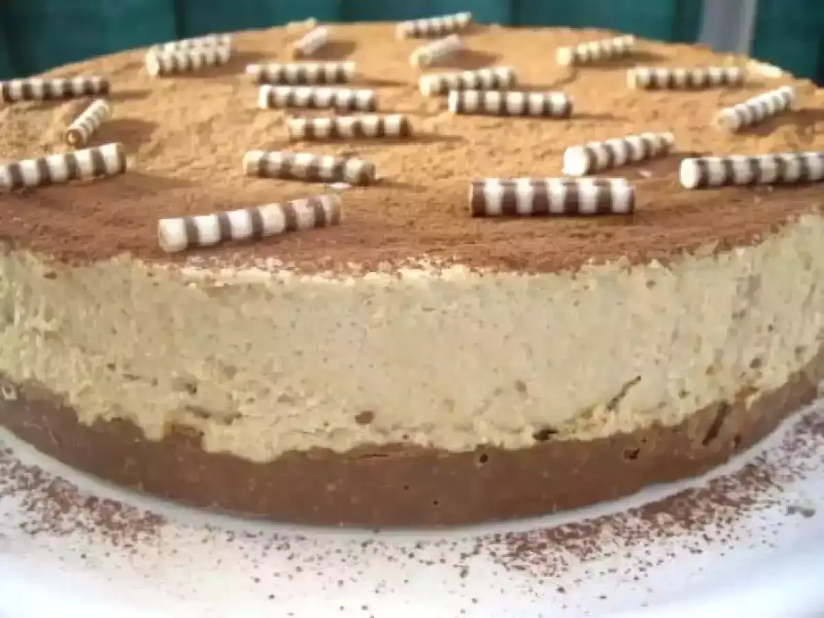 G&acirc;teau cr&eacute;meux au caf&eacute; avec un fond de g&acirc;teau croustillant sans cuisson, d&eacute;cor&eacute; de rouleaux chocolat&eacute;s et de cacao.