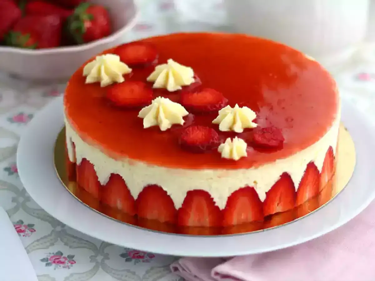 Un magnifique fraisier garni de fraises fraîches et d'une crème mousseline onctueuse, prêt à être dégusté.
