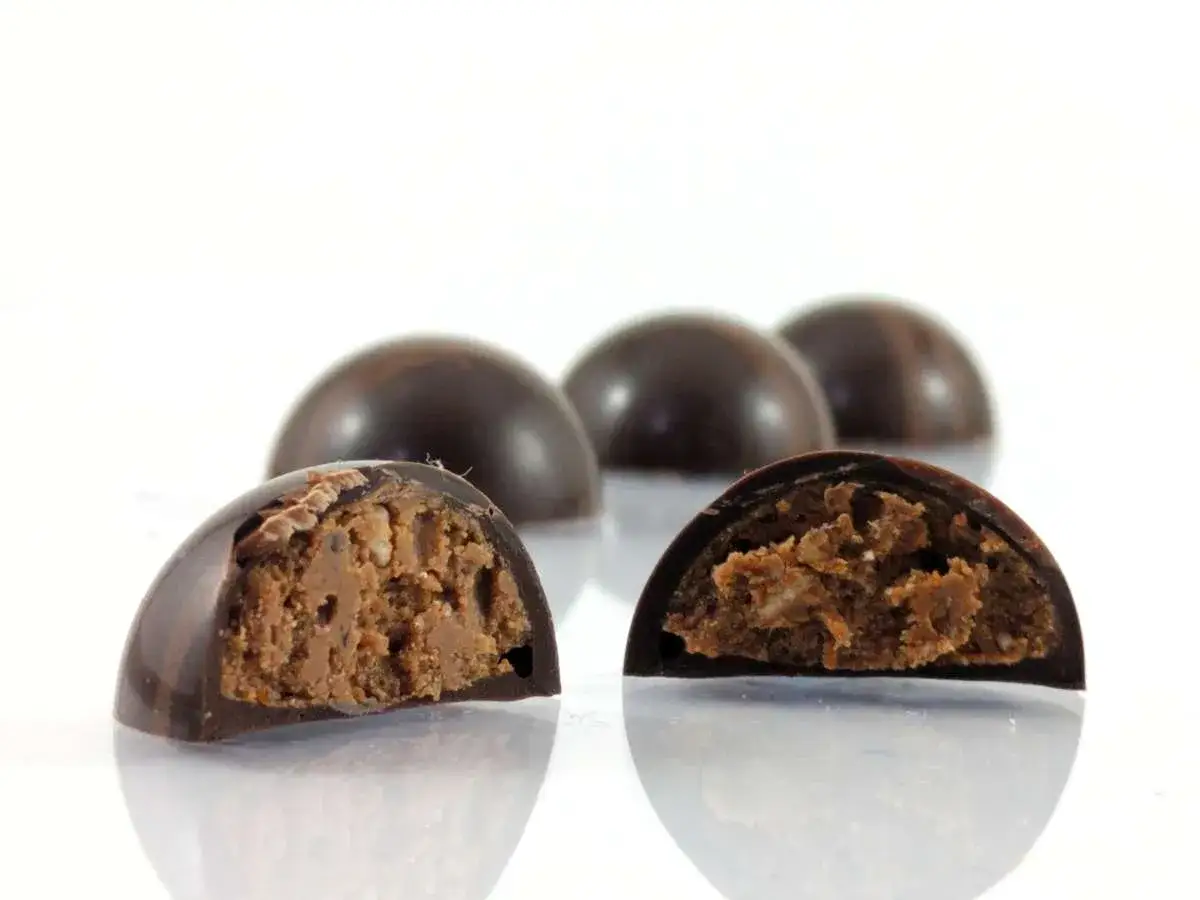 Délicieux bonbons chocolat, coupés en deux pour révéler leur garniture gourmande. Une recette à essayer !