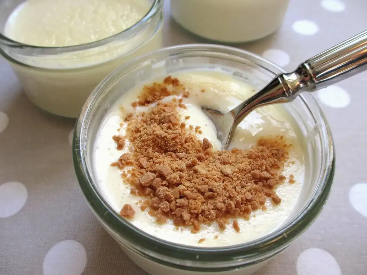 Un d&eacute;liceux semoule au lait vanille, saupoudr&eacute; de miettes croustillantes, pr&ecirc;t &agrave; &ecirc;tre d&eacute;gust&eacute;.