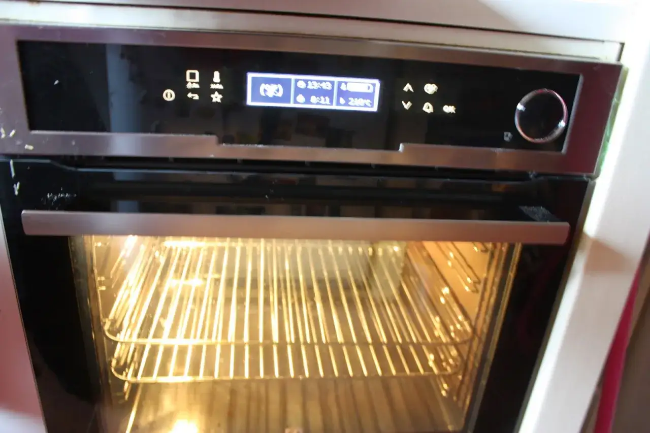 Four à chaleur tournante humide prêt pour une recette. L'écran affiche 210°C.