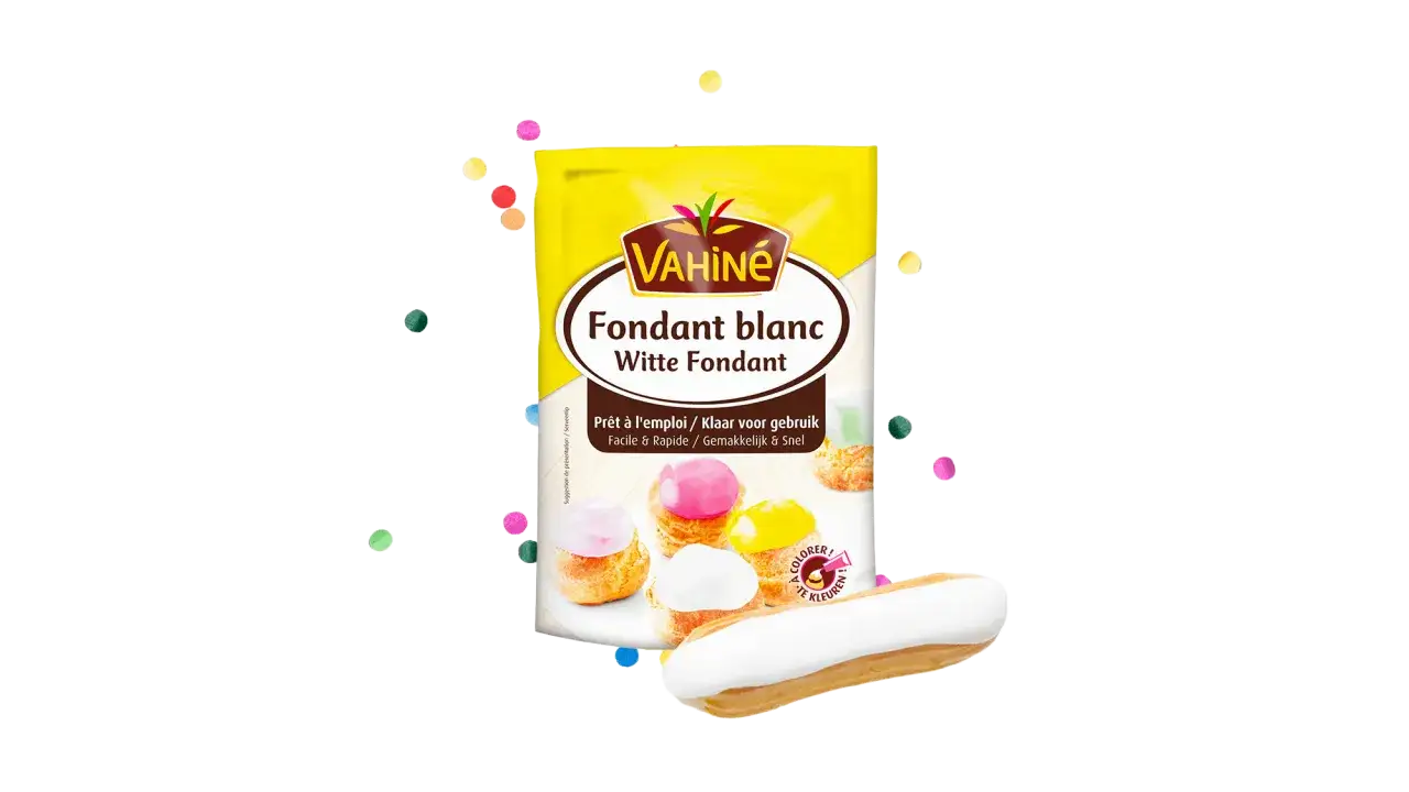 Un paquet de fondant blanc Vahiné, prêt à l'emploi pour un fondant pâtissier maison facile et rapide. Des éclairs et choux décorés flottent autour.