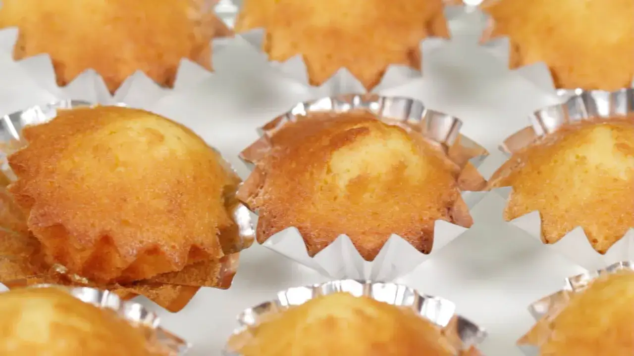 Délicieuses madeleines dorées, parfaites pour une recette de gâteau madeleine meilleur pâtissier.