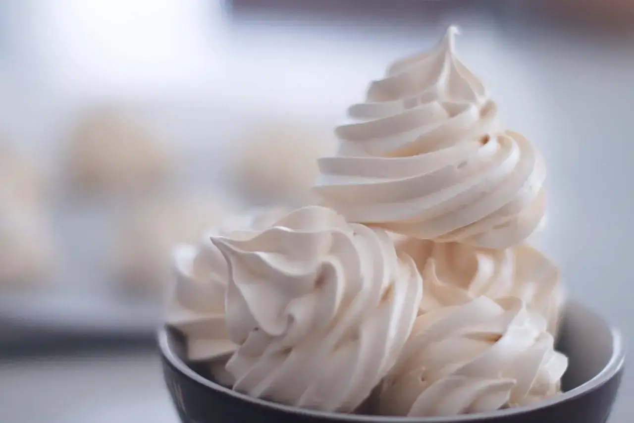 Délicieuses meringues françaises, parfaites pour une recette de meilleur pâtissier. Légères et aériennes, elles fondent en bouche.