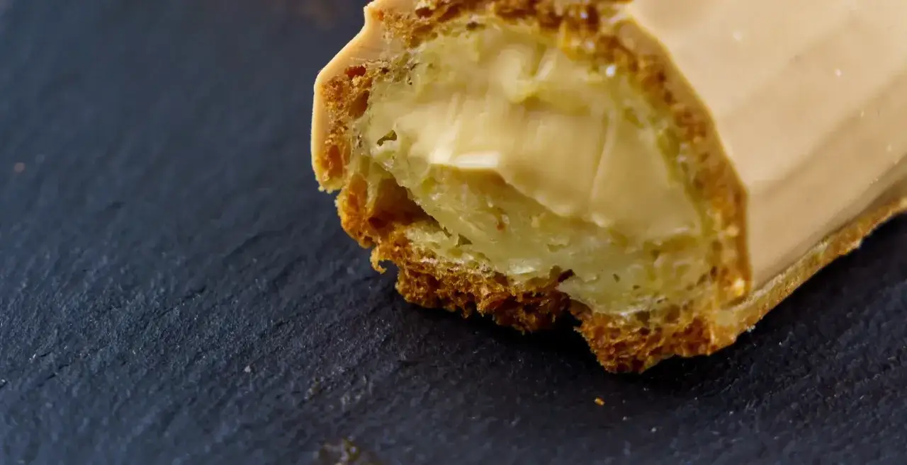 Un éclair au café, sa pâte dorée craquante et sa crème onctueuse, une gourmandise parfaite pour une pause.