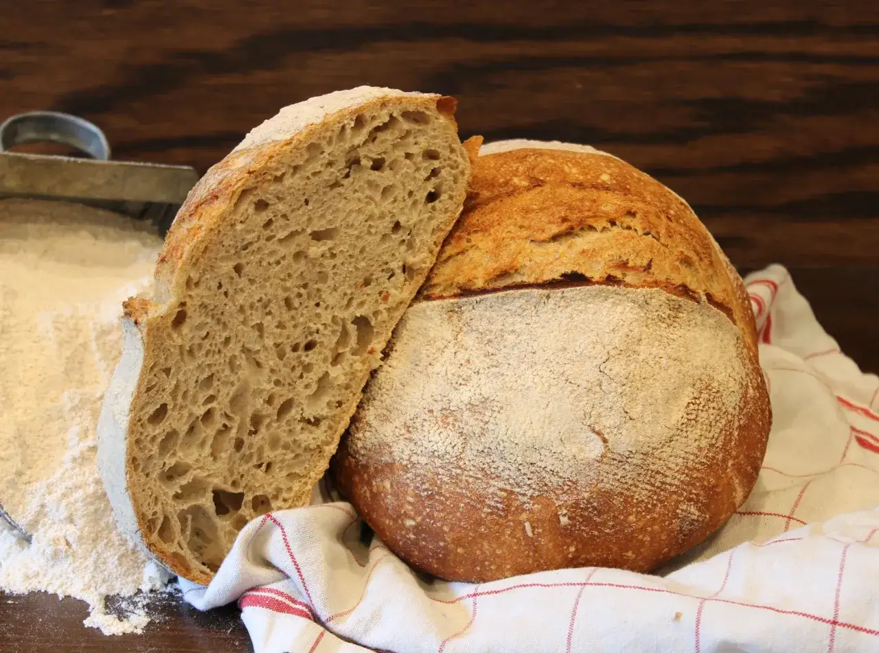 Pain au levain coupé, montrant sa mie aérée. La question 