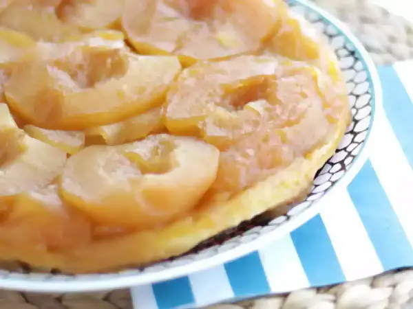 Une délicieuse tarte tatin aux pommes caramélisées, prête à être dégustée.