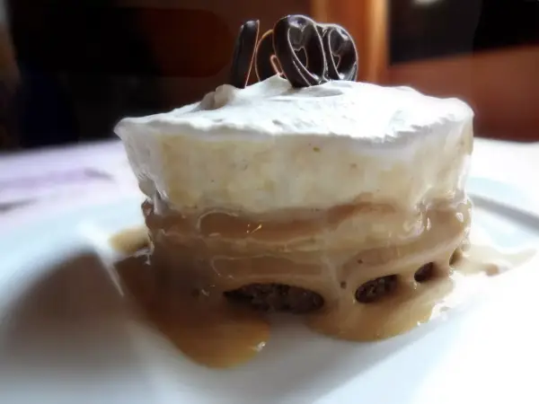 Délicieux dessert au caramel coulant, crème fouettée et chocolat, une parfaite recette banoffee traditionnel.