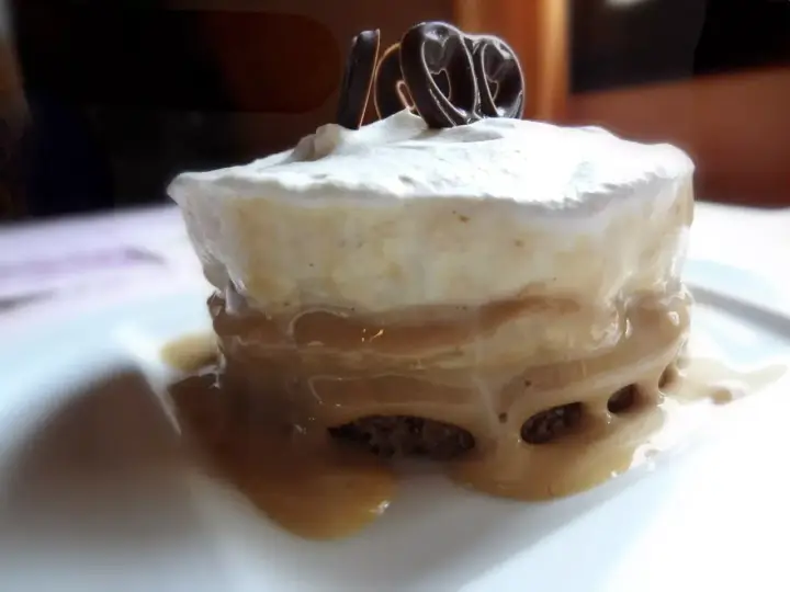 Délicieux dessert au caramel coulant, crème fouettée et chocolat, une parfaite recette banoffee traditionnel.