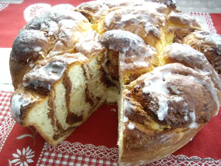 Gâteau tressé glacé, une délicieuse pâtisserie chinoise aux marbrures de cacao. Parfait pour le thé.